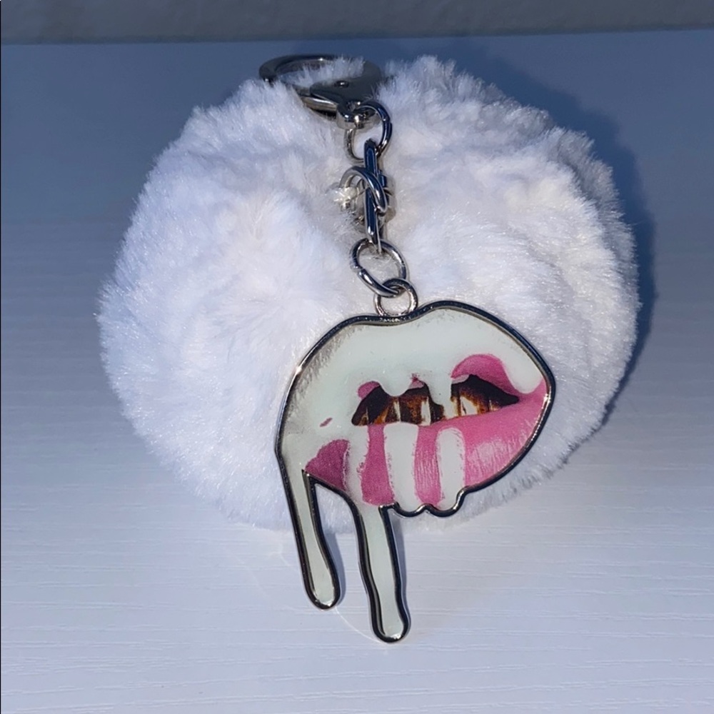 kylie cosmetics - holiday pom pom keychain!